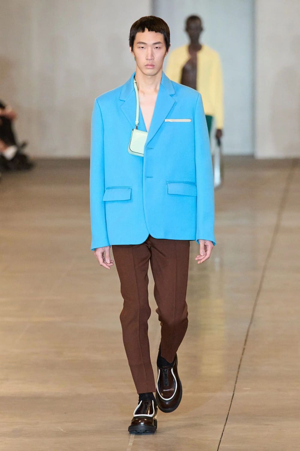 Prada Automne Hiver 2023 2024 Vêtements pour hommes Runway Magazine 35