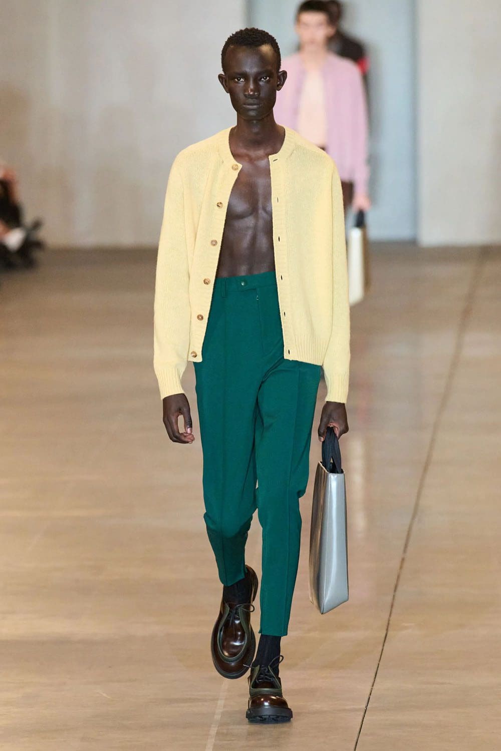 Prada Automne Hiver 2023 2024 Vêtements pour hommes Runway Magazine 36