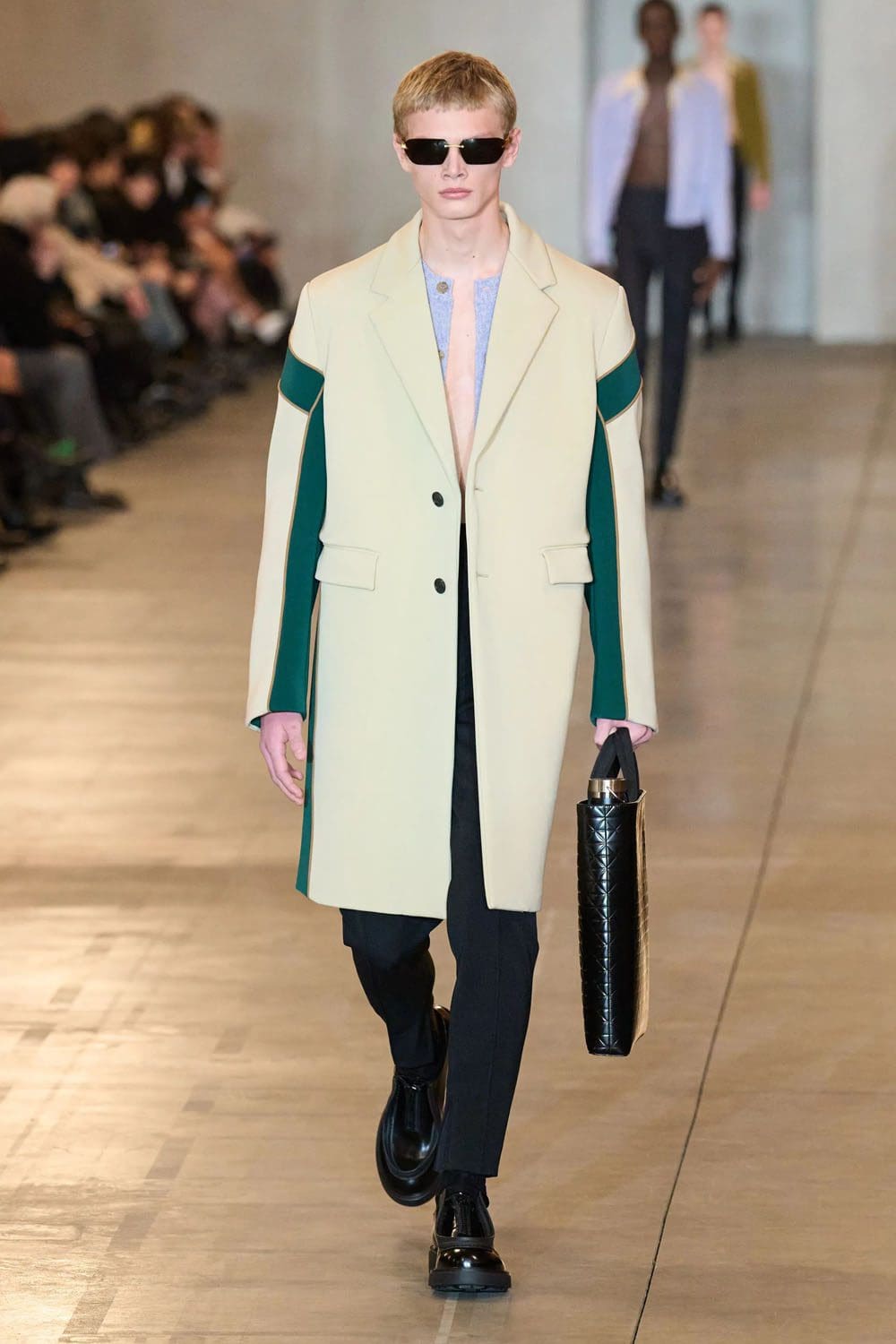 Prada Automne Hiver 2023 2024 Vêtements pour hommes Runway Magazine 40