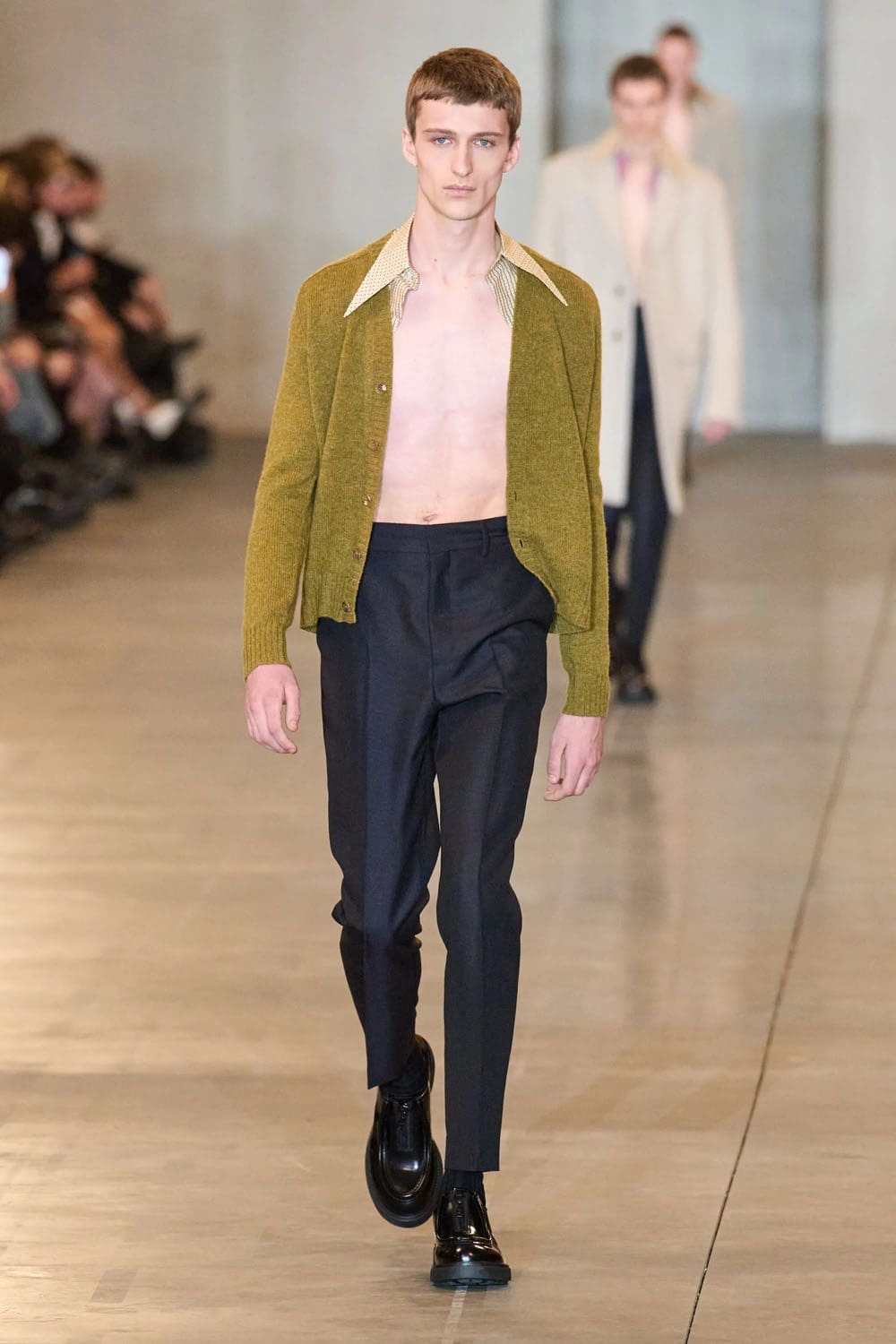 Prada Automne Hiver 2023 2024 Vêtements pour hommes Runway Magazine 42
