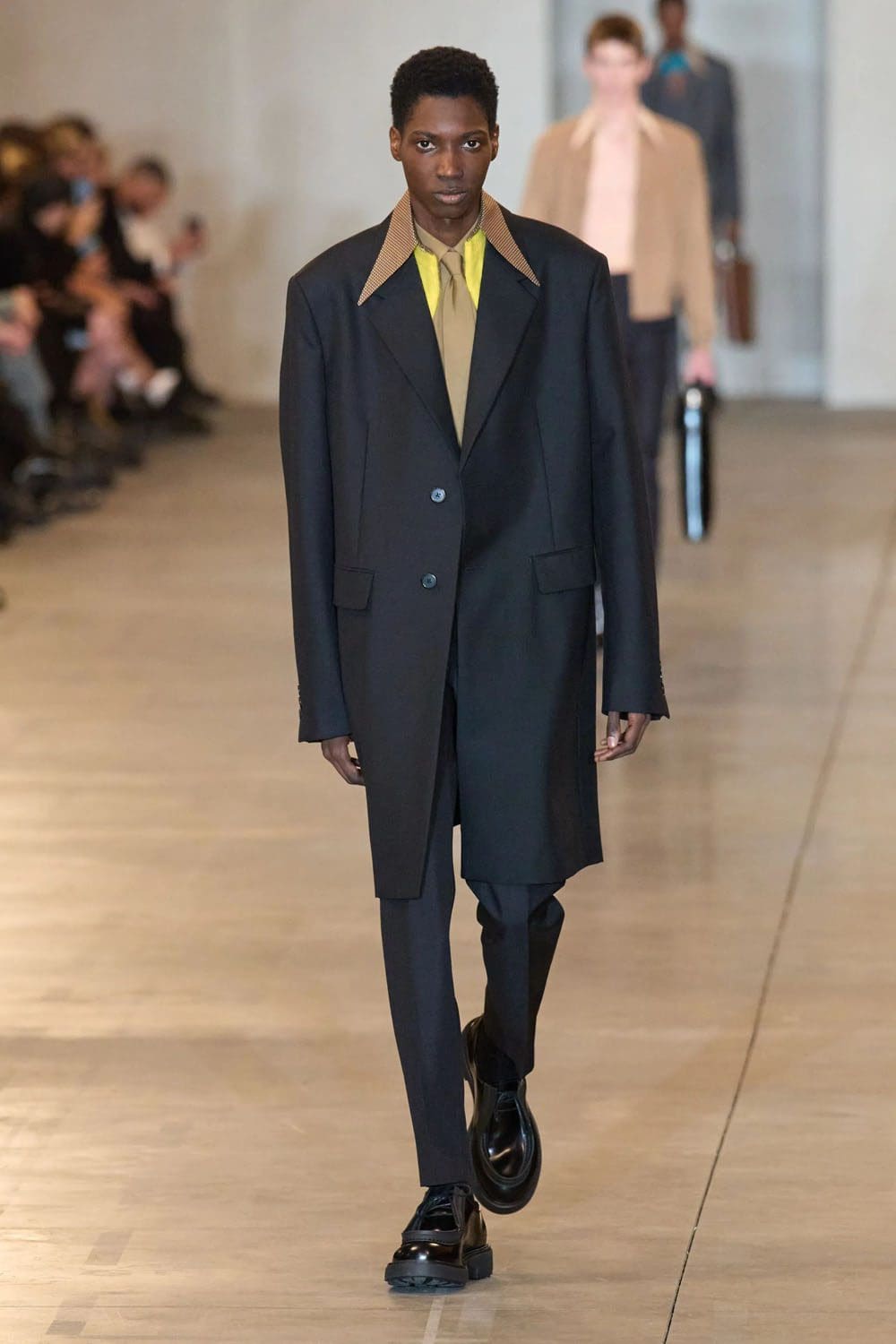 Prada Automne Hiver 2023 2024 Vêtements pour hommes Runway Magazine 9