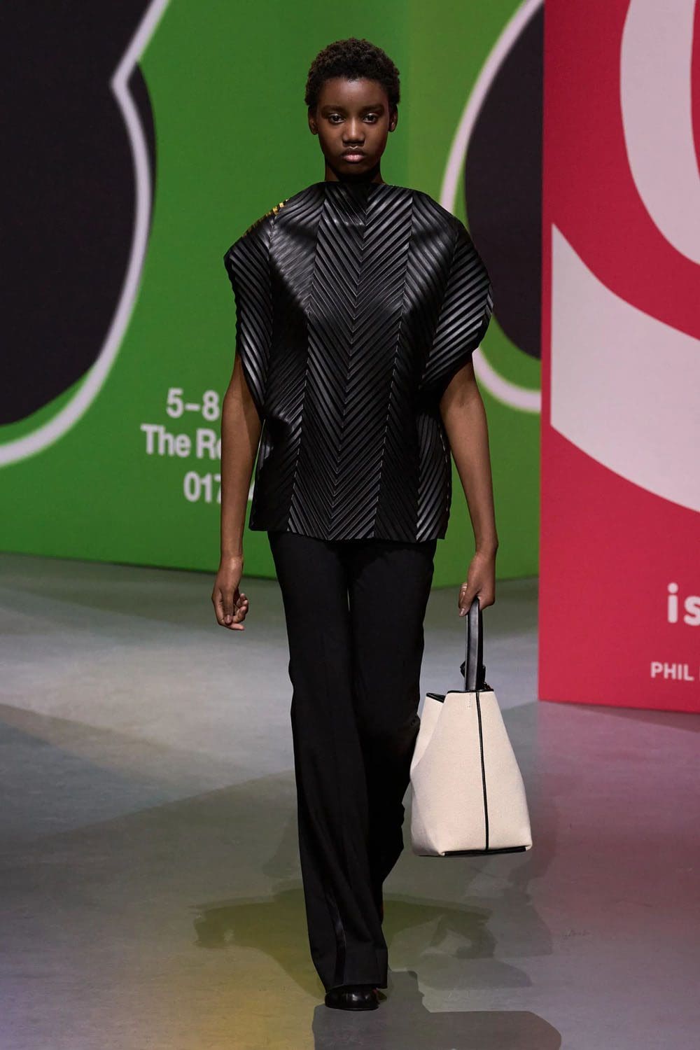 JW Anderson Осень Зима 2023 2024 Лондон Runway Журнал 28