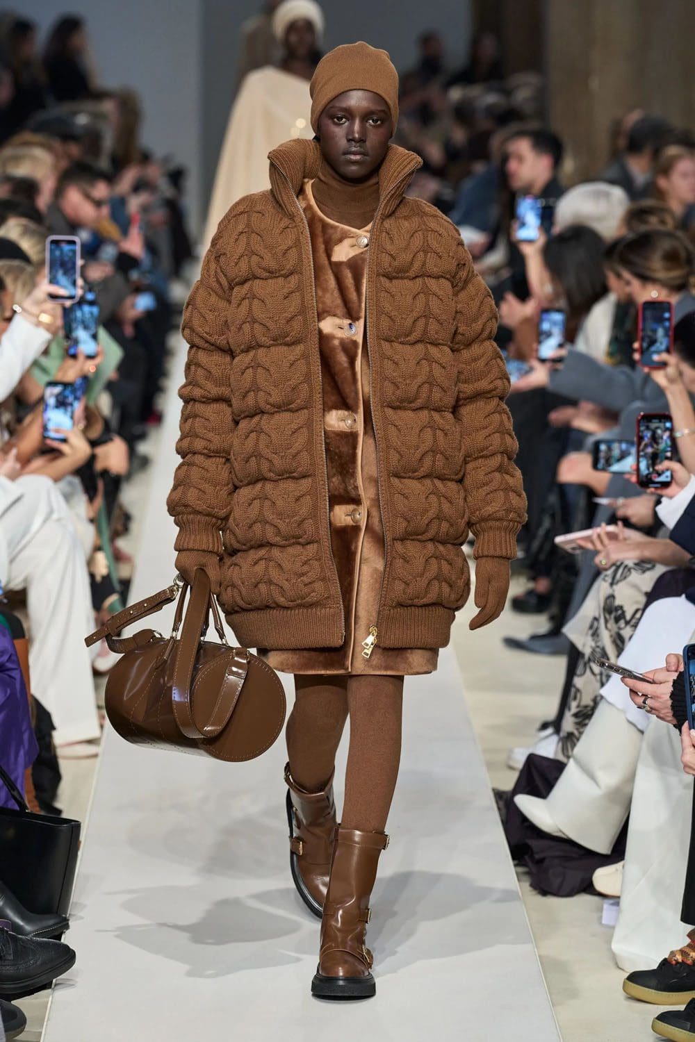 マックスマーラ 秋冬 2023 2024 Runway 雑誌16