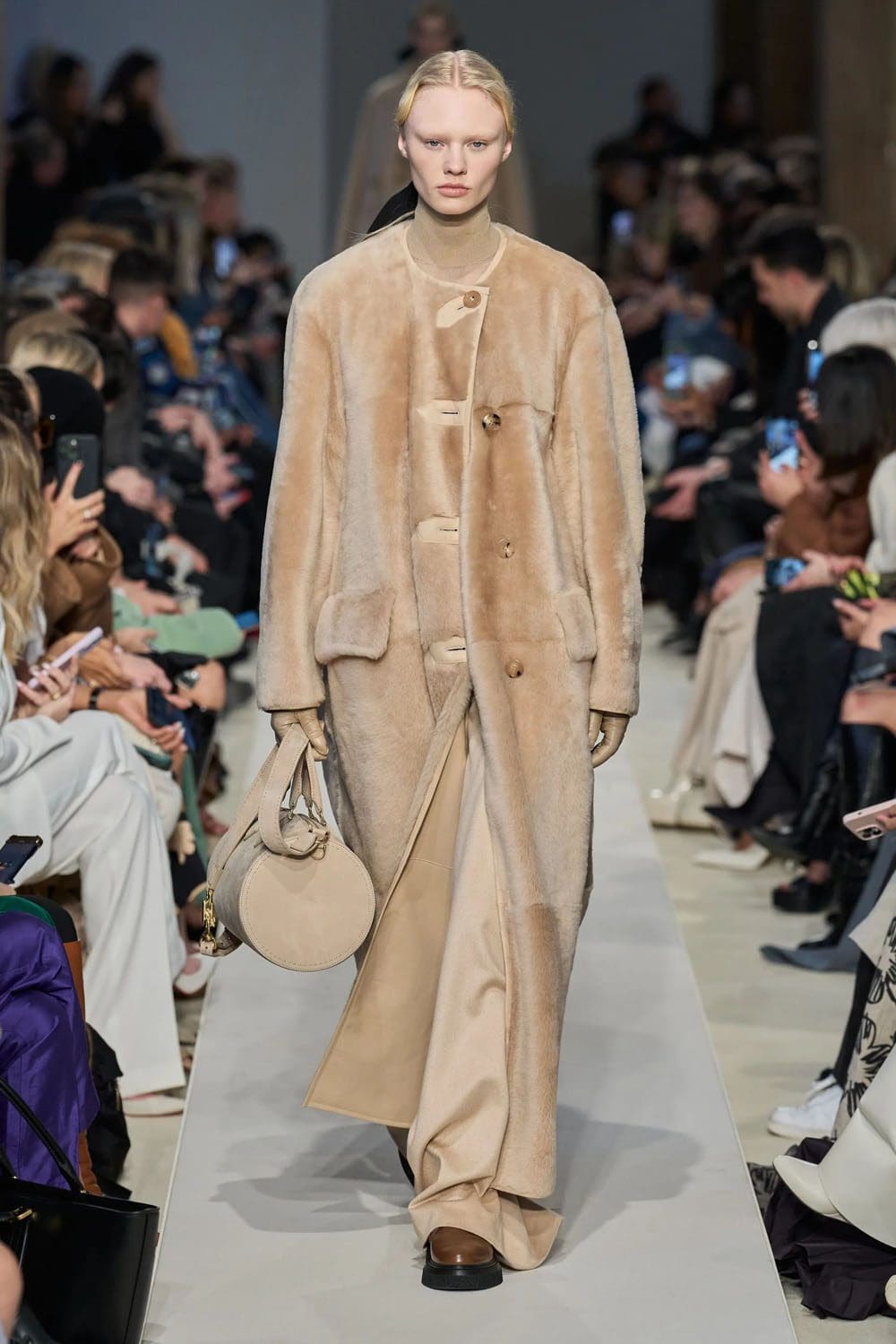 マックスマーラ 秋冬 2023 2024 Runway 雑誌18