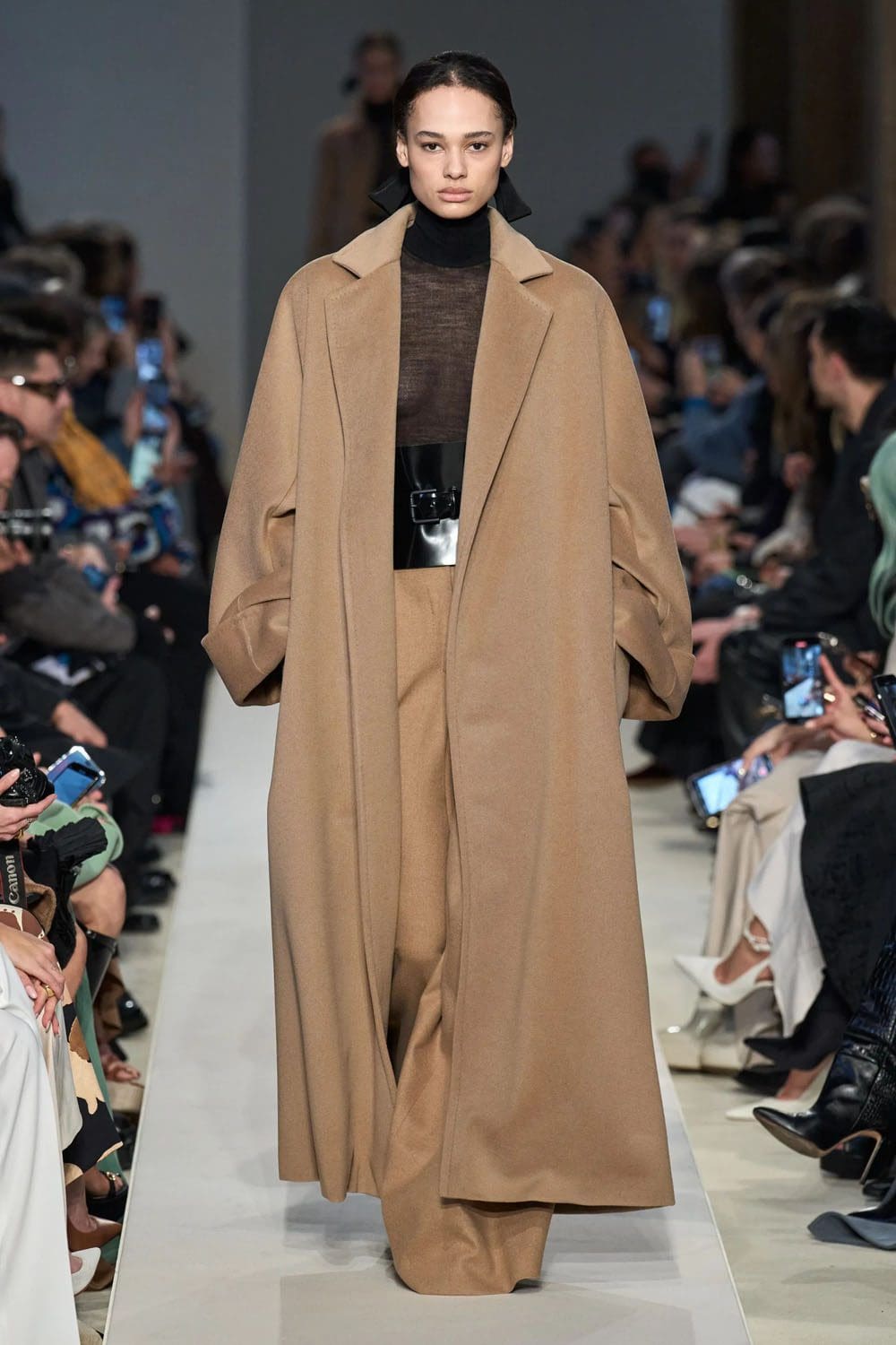 マックスマーラ 秋冬 2023 2024 Runway 雑誌3