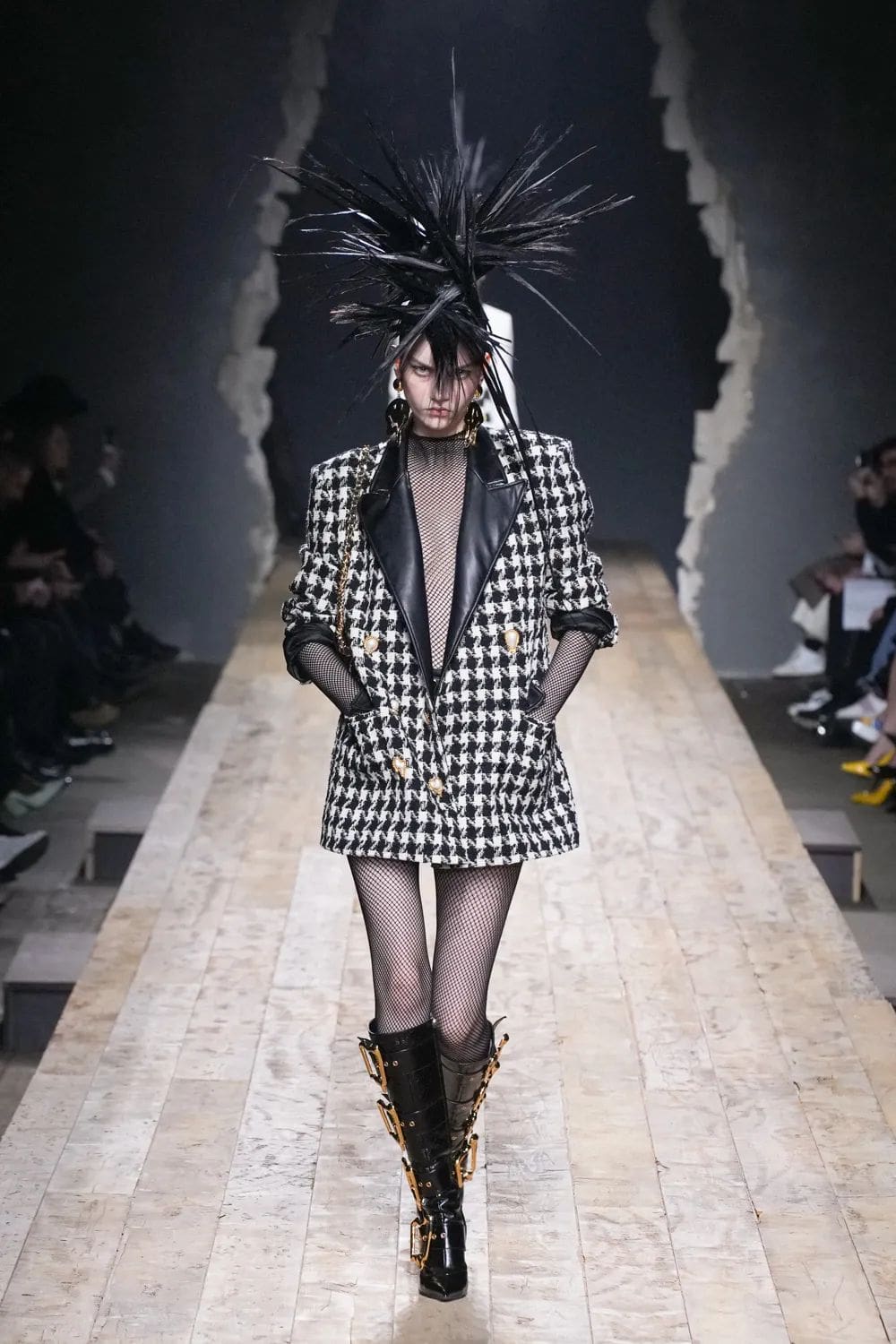 Moschino Outono Inverno 2023 2024 Milão Runway Revista 9
