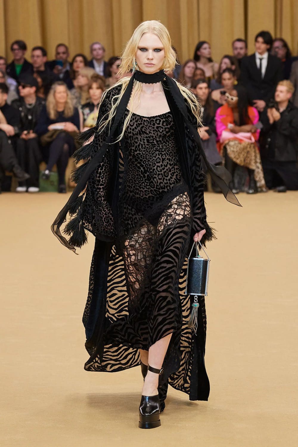 Roberto Cavalli Outono Inverno 2023 2024 Milão Runway Revista 37