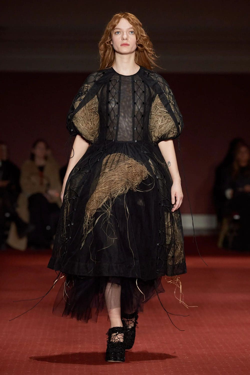 Simone Rocha Fall Winter 2023 2024 Лондон Runway Журнал 25