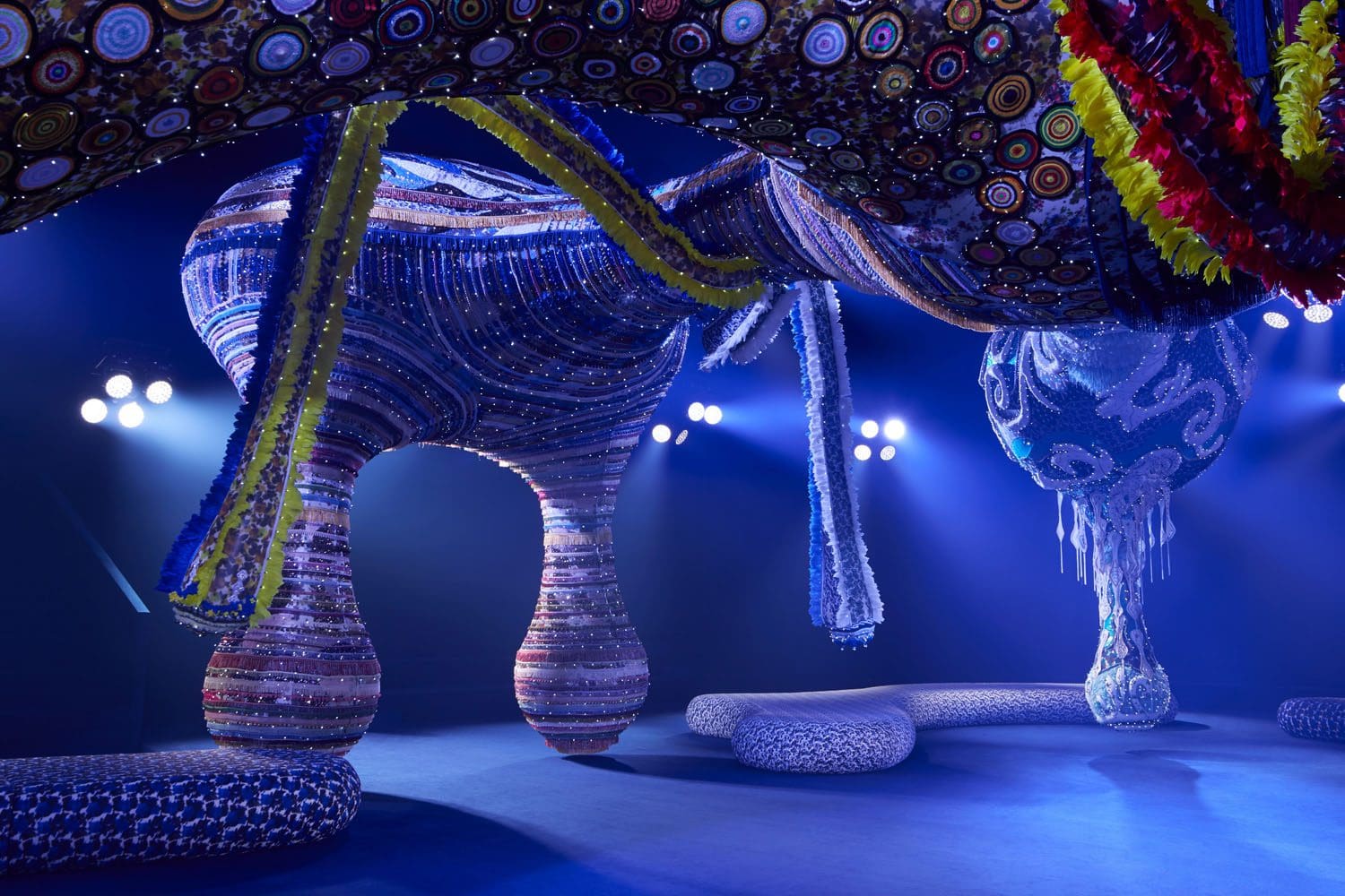 Joana Vasconcelos 为 Dior 2023 2024 秋冬系列设计的 VALKYRIE MISS DIOR Runway 12杂志