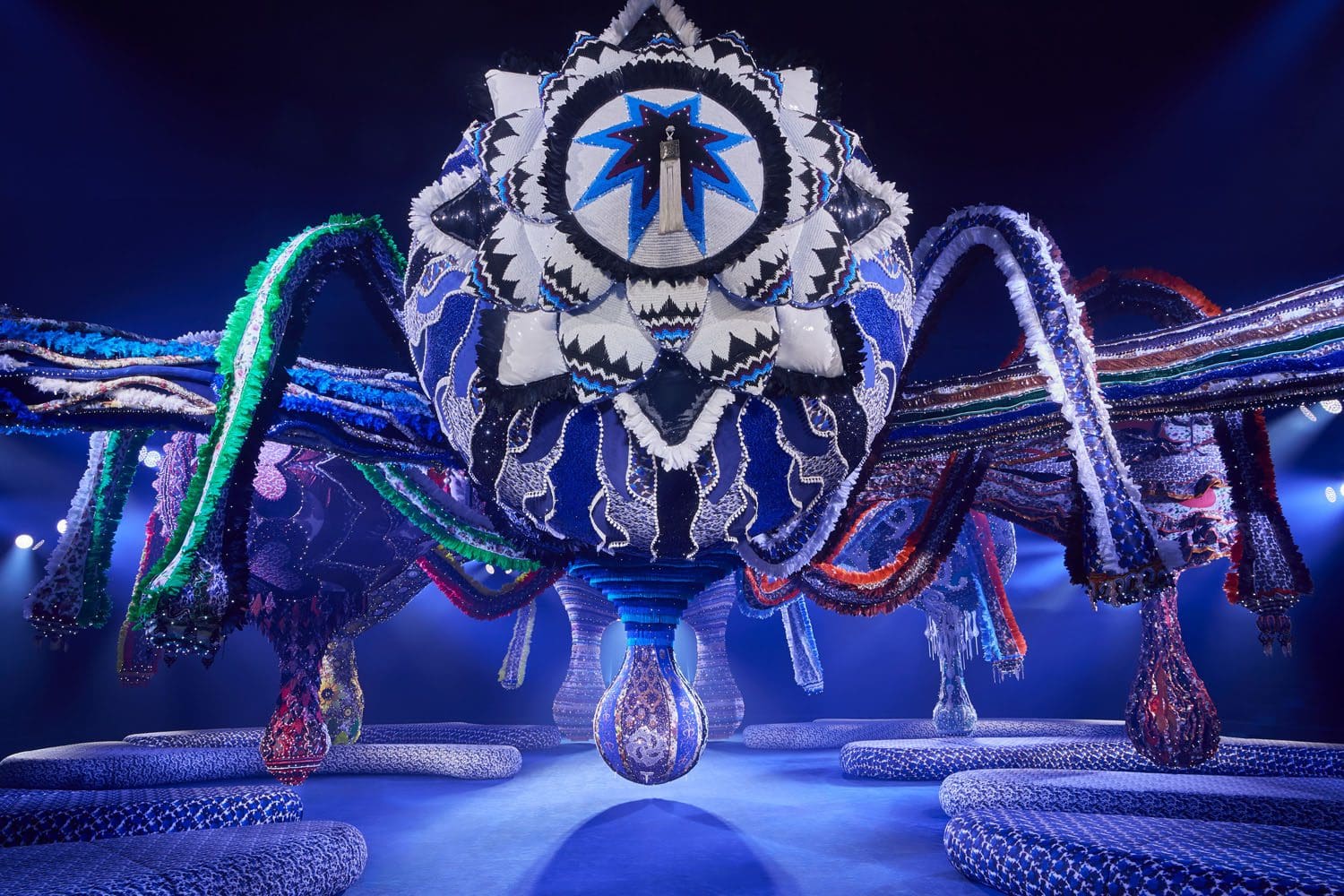 Joana Vasconcelos 为 Dior 2023 2024 秋冬系列设计的 VALKYRIE MISS DIOR Runway 4杂志