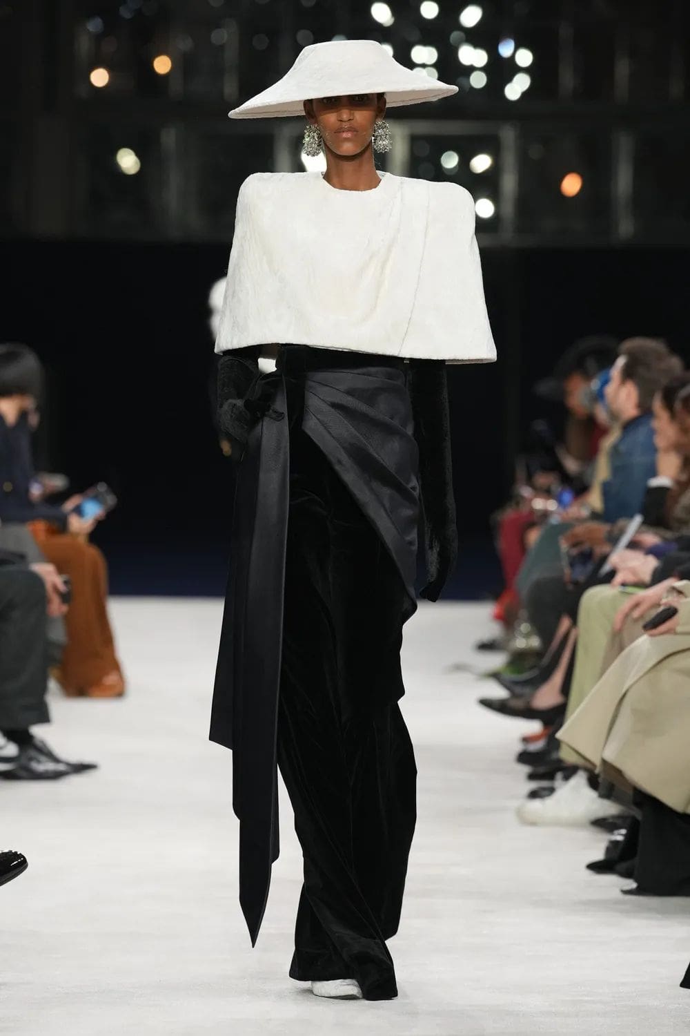 Balmain 秋冬 2023 2024 巴黎 Runway 9杂志