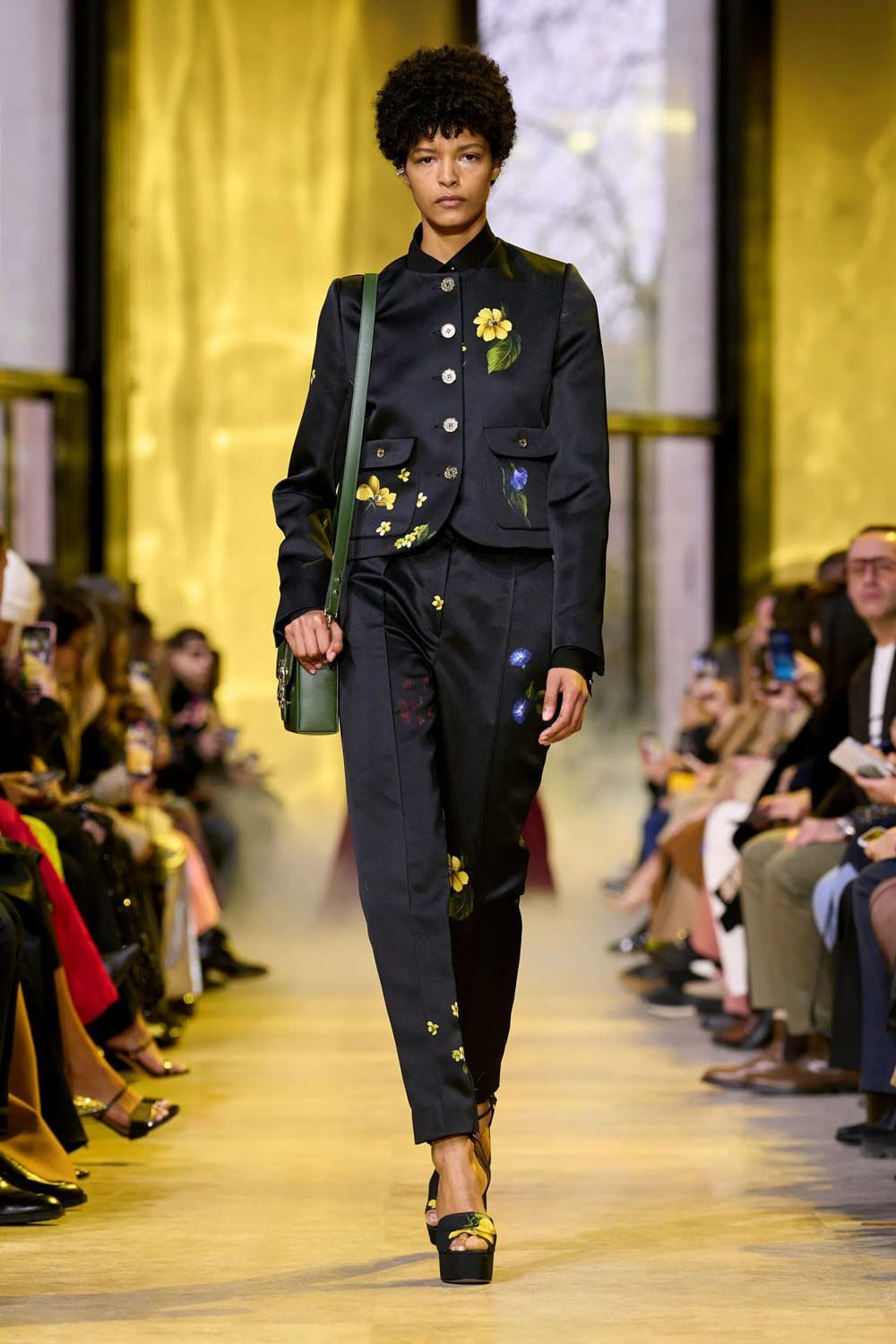 Elie Saab Outono Inverno 2023 2024 Paris Runway Revista 10