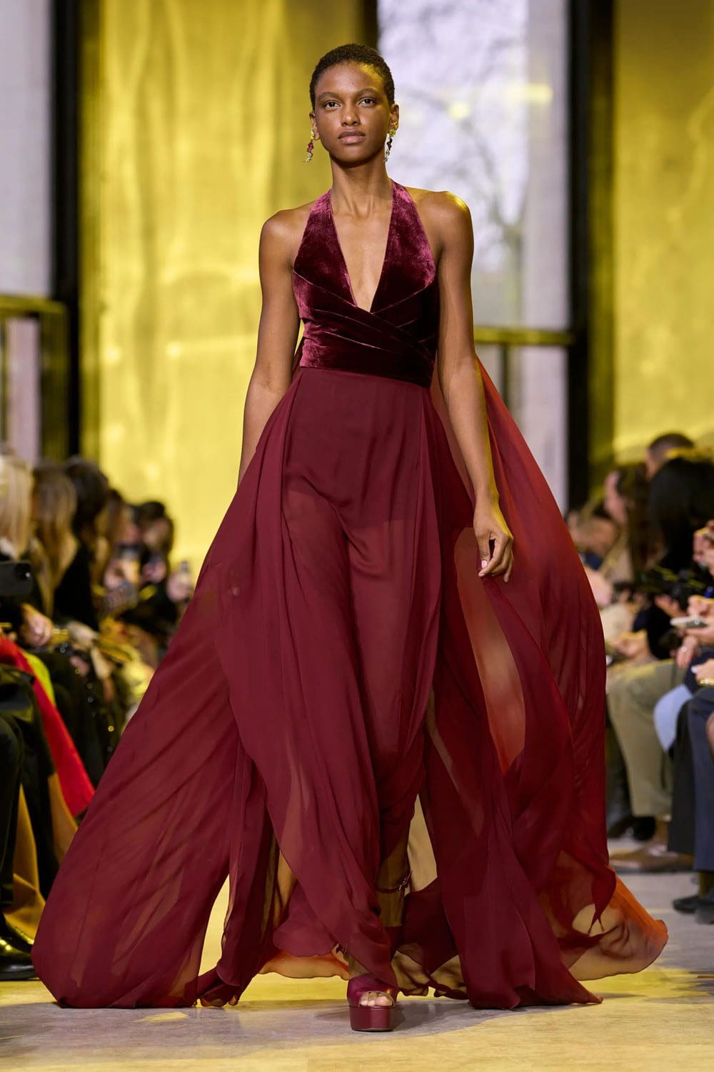 Elie Saab Outono Inverno 2023 2024 Paris Runway Revista 16