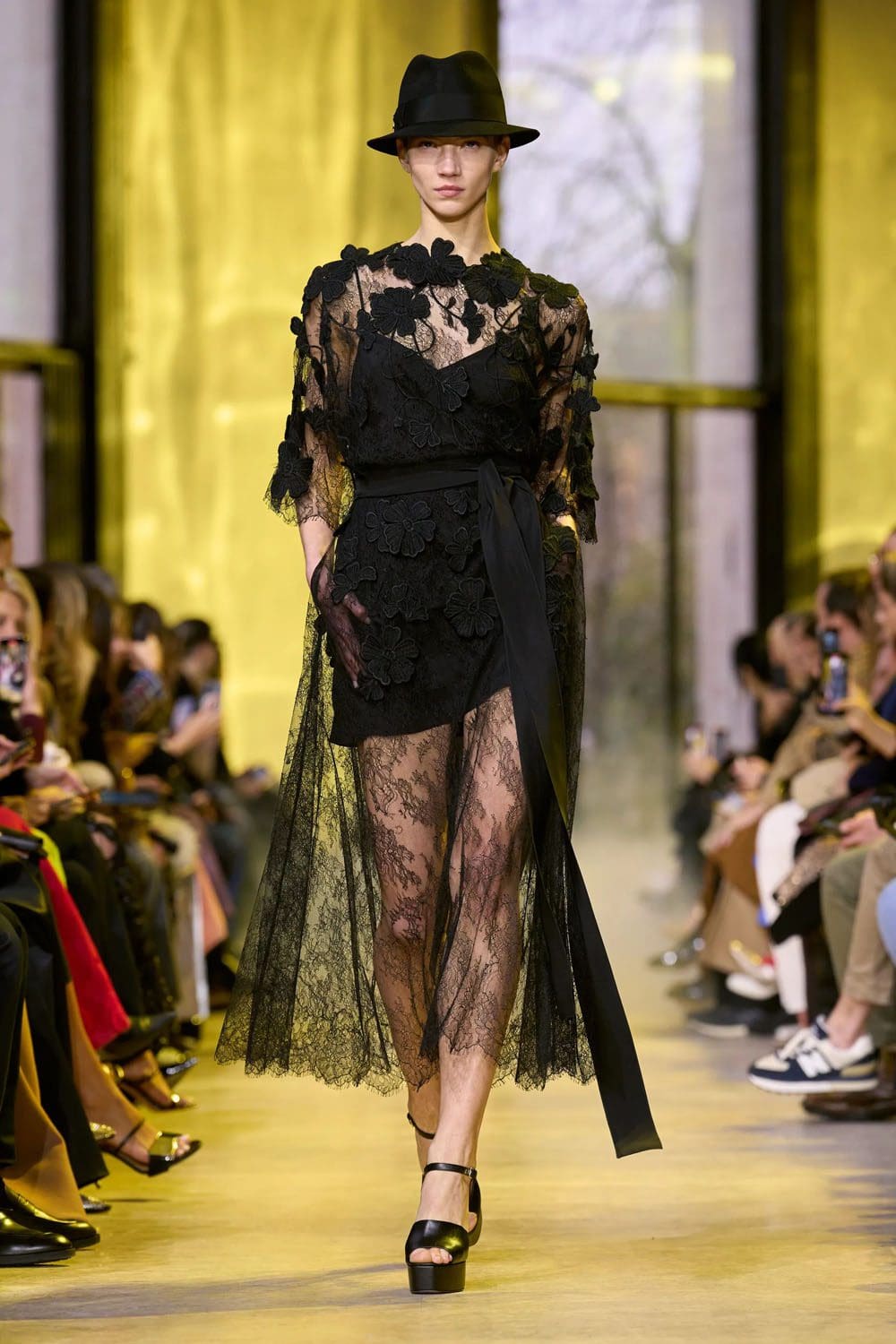 Elie Saab Outono Inverno 2023 2024 Paris Runway Revista 32