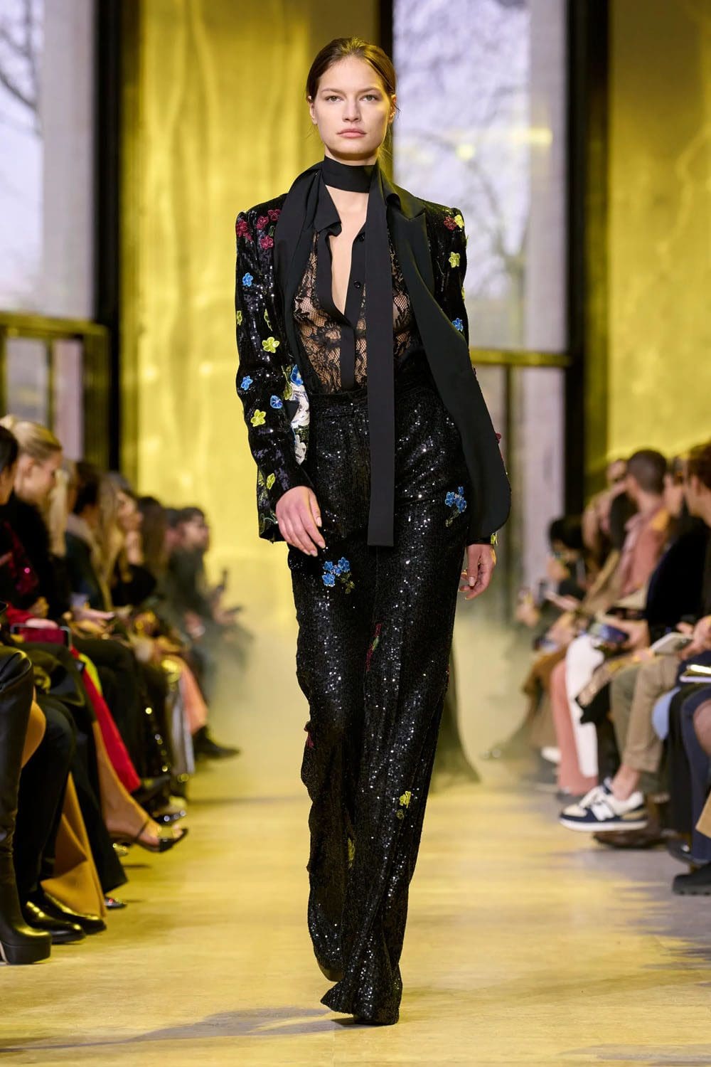 Elie Saab Outono Inverno 2023 2024 Paris Runway Revista 65