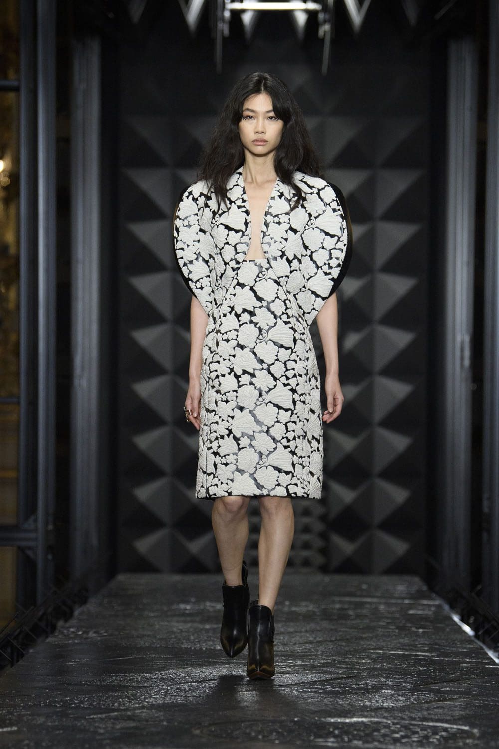 路易威登秋冬 2023 2024 Runway 44杂志