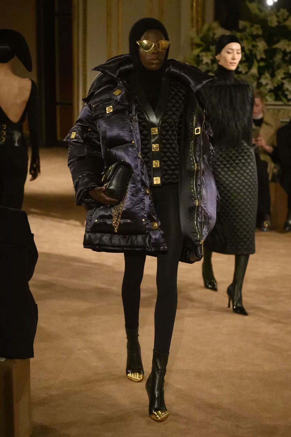 Schiaparelli Automne Hiver 2023 2024 Prêt à Porter Runway Magazine 3