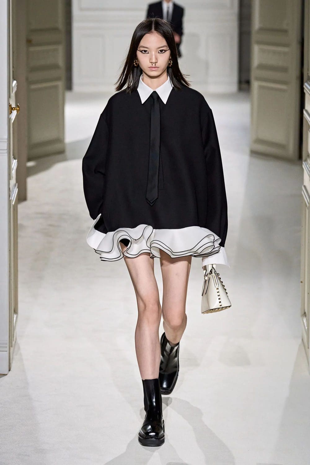 华伦天奴 2023 秋冬 2024 Runway 4杂志