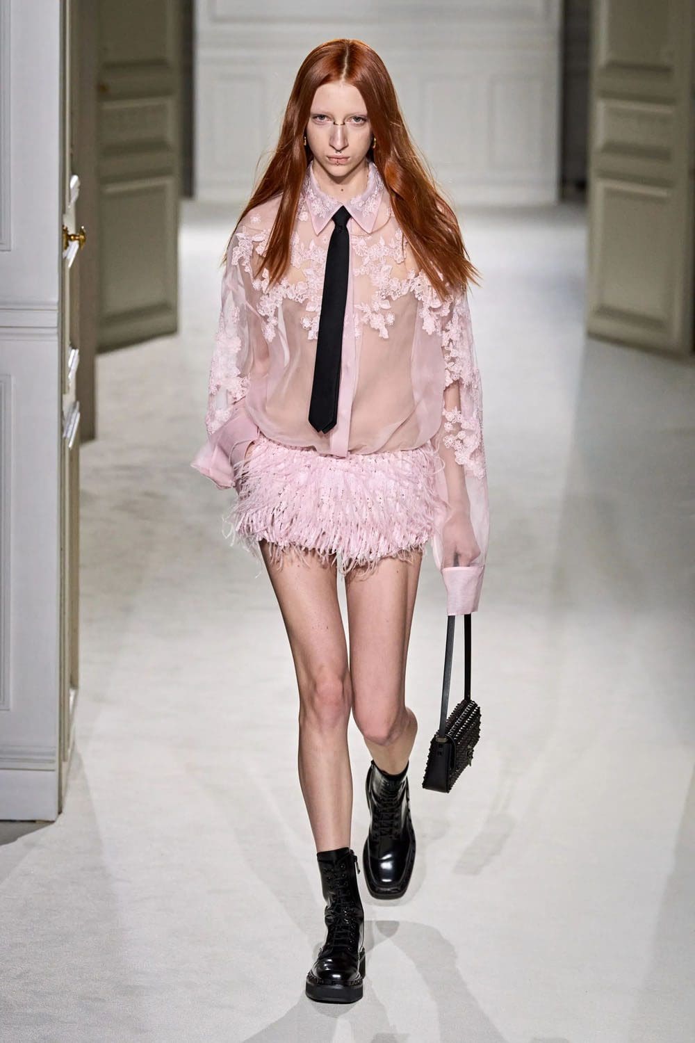 华伦天奴 2023 秋冬 2024 Runway 43杂志