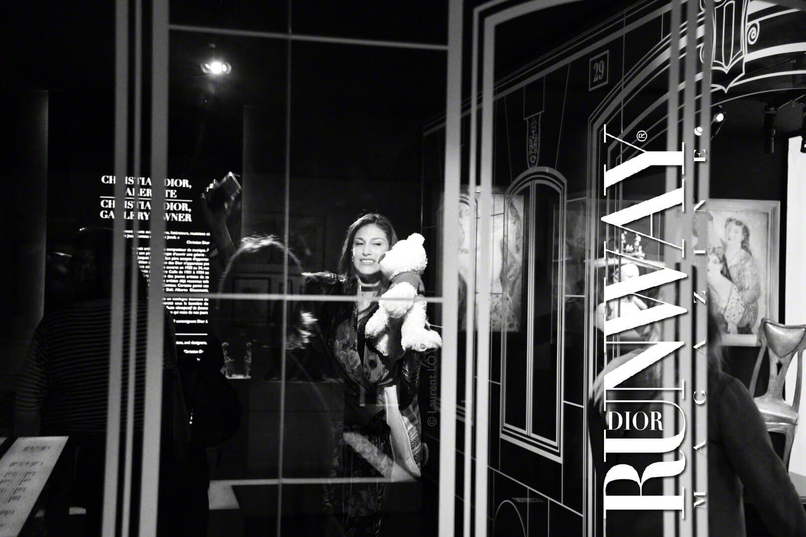 Christian Dior Ausstellung von Runway Zeitschrift. CHRISTIAN DIOR - Couturier des Traums