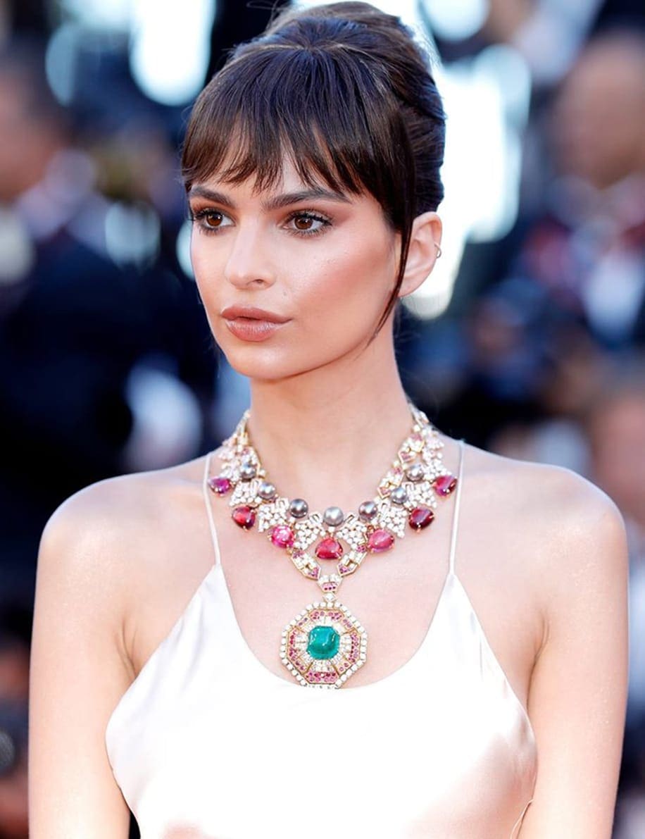 Emily Ratajkowsk Bulgari por Runway Revista