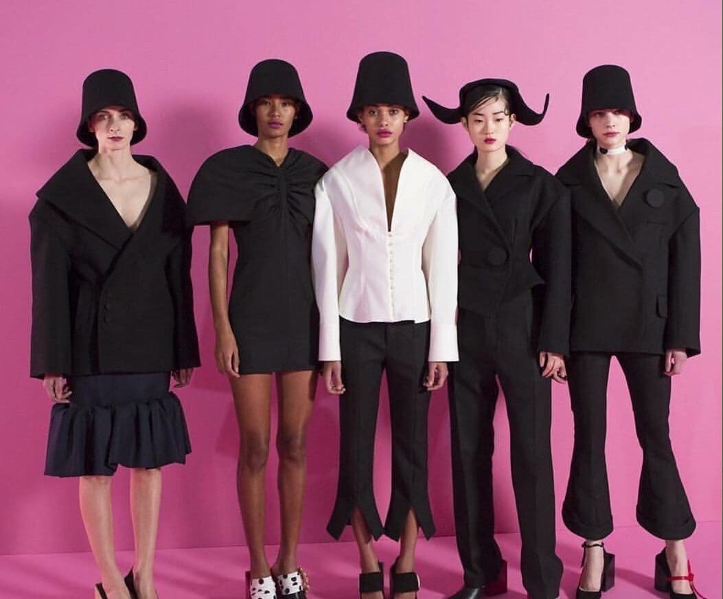 Jacquemus en la Semana de la Moda de París Otoño Invierno 2017-2018 por Runway Revista Jacquemus en la Semana de la Moda de París Otoño Invierno 2017-2018 por Runway Revista