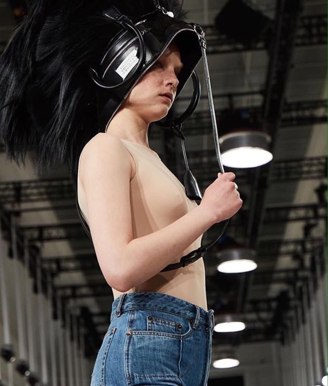 Maison Margiela na Paris Fashion Week outono inverno 2017-2018 por Runway revista Maison Margiela na Paris Fashion Week outono inverno 2017-2018 por Runway revista