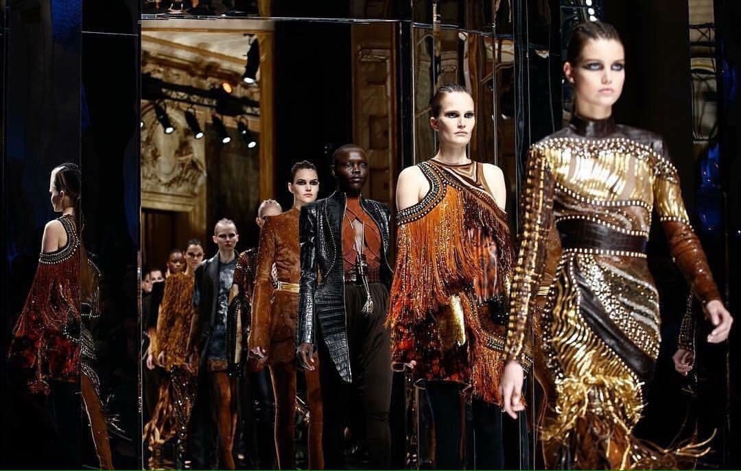 Balmain bei der Paris Fashion Week Herbst Winter 2017-2018 von Runway Magazin