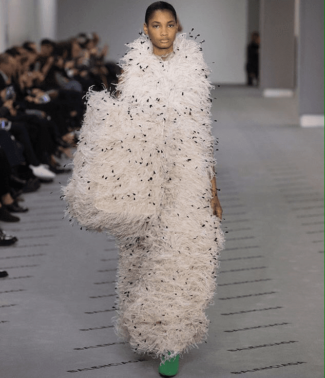 Balenciaga bei der Paris Fashion Week Herbst Winter 2017-2018 von Runway Magazin Balenciaga bei der Paris Fashion Week Herbst Winter 2017-2018 von Runway Magazin