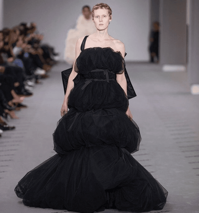 Balenciaga bei der Paris Fashion Week Herbst Winter 2017-2018 von Runway Magazin Balenciaga bei der Paris Fashion Week Herbst Winter 2017-2018 von Runway Magazin