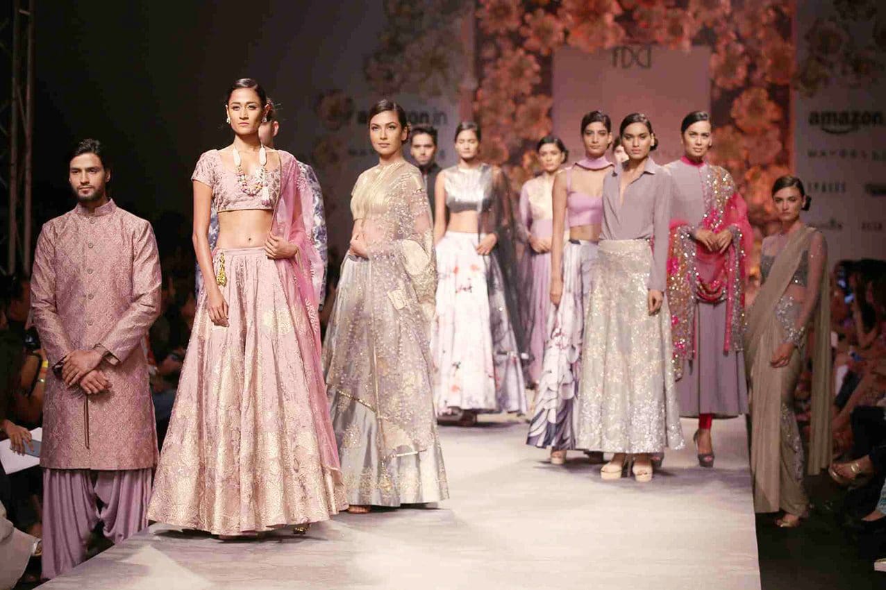 Geschichte der Fashion Week von Runway Magazin Models laufen über die Rampe und zeigen die Kreationen des Modedesigners Siddhartha Tytler während der Amazon India Fashion Week in Neu-Delhi am 12. Oktober 2015. (Foto: Amlan Paliwal / IANS)